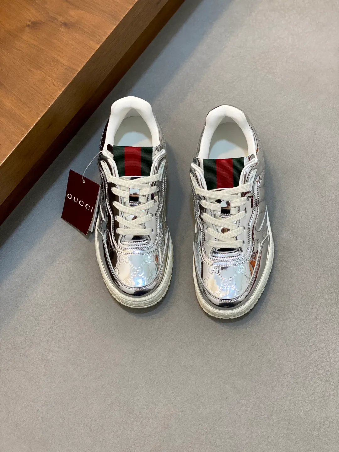 Men's Shoes 💰660 𝐆𝐮𝐜𝐜𝐢 𝐑𝐞-𝐖𝐞𝐛 As the first sneaker created by Sabato De Sarno for Gucci, the Re-Web series reinterprets the brand's classic stripes and sets off the modern silhouette design with bold and unique details. These shoes are crafted from white leather. This new sneaker is ingeniously decorated with many of the brand's classic details, and is equipped with a bright red and green webbing tongue, which will make people fall in love at first sight. White leather treated with a special process for softness and luster, with an embossed grainy texture. Script Gucci logo and interlocking G web label with Interlocking G and script Gucci logo. Rubber outsole with interlocking G detail eyelets. Web tongue. Size: 39-44 (customized for sizes 38 and 45)